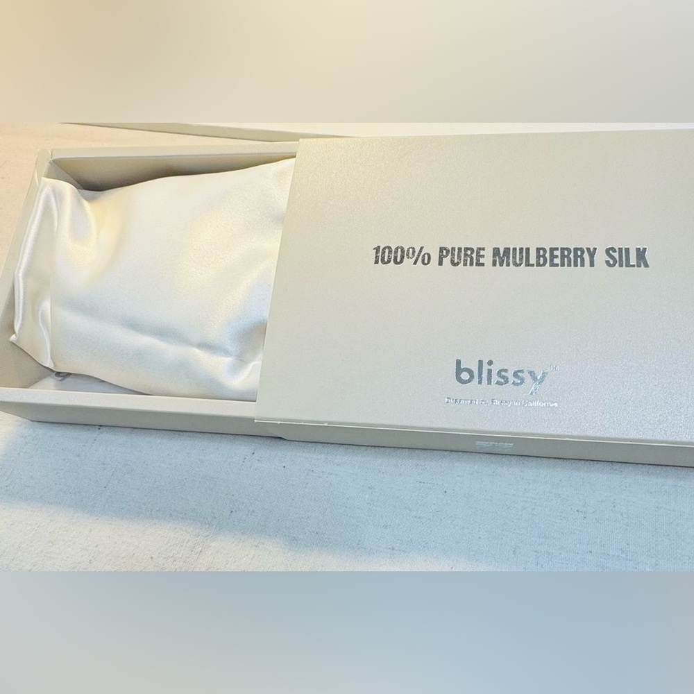 blissy standard white silk new pillowcase/BOX IS DAMAGED (see pic)